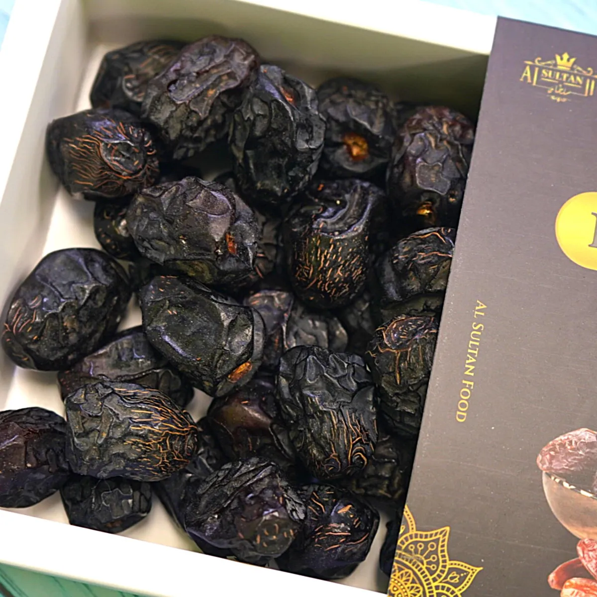 Kurma Ajwa Madinah berwarna kehitaman di dalam laci giftbox AlSultanFood
