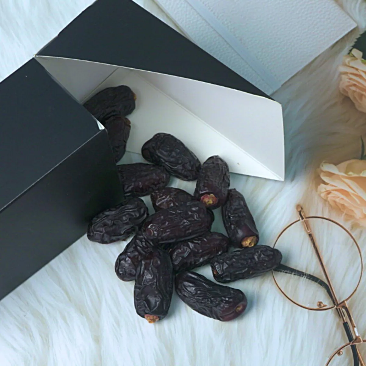 Kurma Safawi Medium di sebelah kotak hitam AlSultanFood