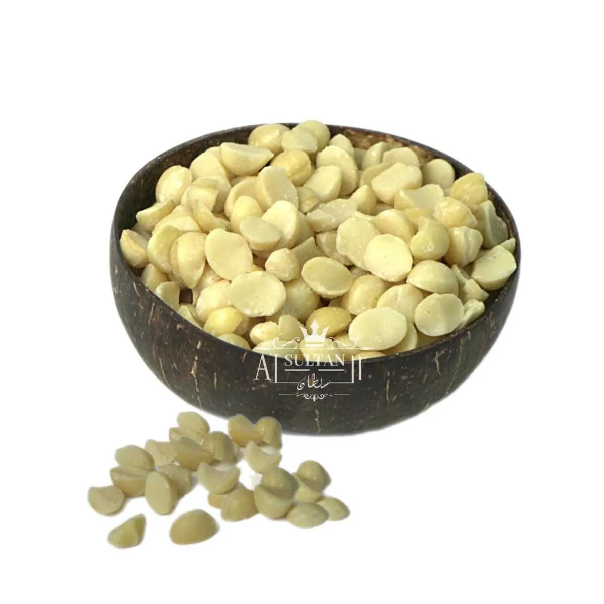 Macadamia halves mentah dalam mangkuk tempurung kelapa