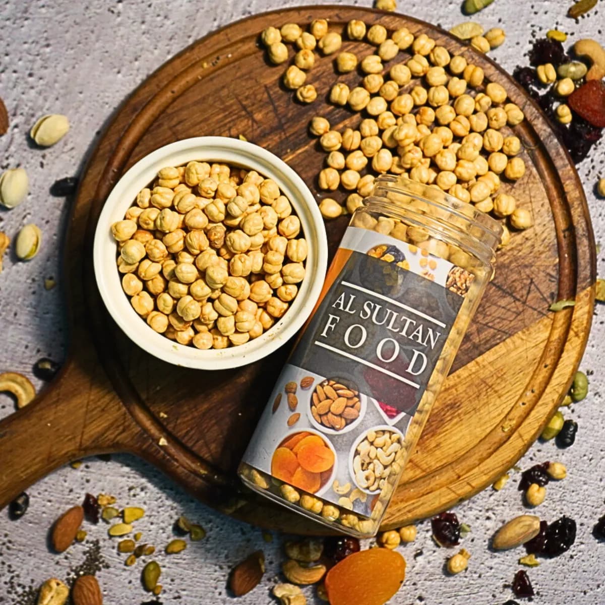 Kacang kuda panggang dalam mangkuk putih dan balang AlSultanFood di atas papan kayu